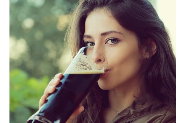 Bierprobe Frankfurt – Frau trinkt Bier