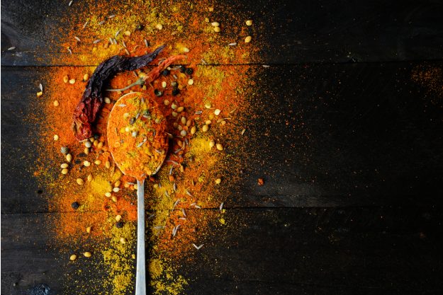 Indischer Kochkurs Frankfurt – Gewürze auf Löffel