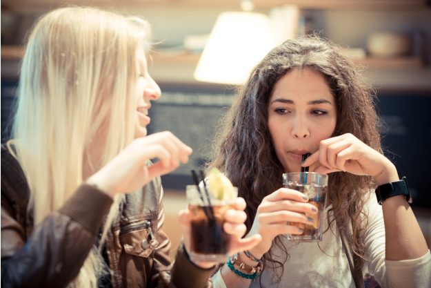 Junggesellenabschied – Freundinnen trinken Drinks