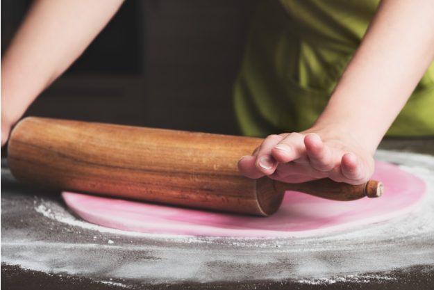 Tortenkurs Frankfurt – rosa Fondant ausrollen