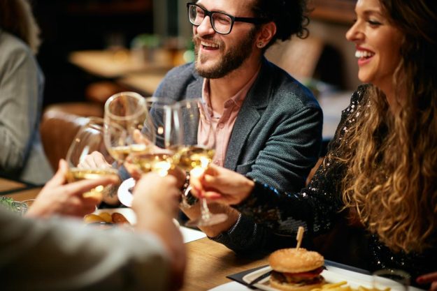 Weinprobe Frankfurt– Paar trinkt Wein