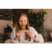 Backkurs Frankfurt – Frau isst Eclair