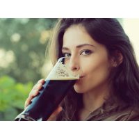 Bierprobe Frankfurt – Frau trinkt Bier