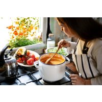 Saucen-Kochkurs Frankfurt – Frau rührt Sauce