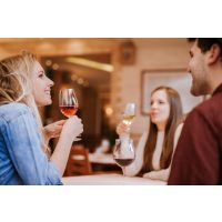 Weinprobe Frankfurt - Gruppe Freunde beim Tasting