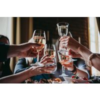 Weinprobe Frankfurt - Anstoßen mit Weingläsern