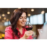 Weinprobe Frankfurt – Frau trinkt Wein