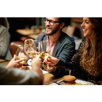 Weinprobe Frankfurt– Paar trinkt Wein