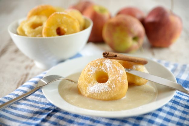 Weihnachtsfeier Mannheim - Apfelringe ausgebacken mit Vanilelsauce