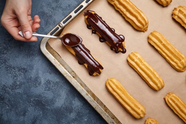 Backkurs Augsburg – Eclairs mit Schokolade überziehen