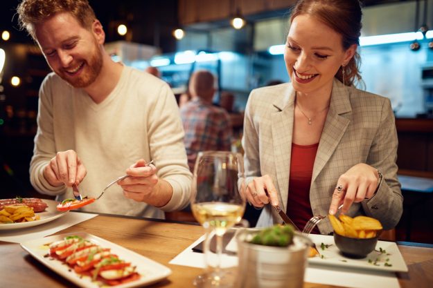 Kulinarisches Locationhopping Augsburg – Paar isst zusammen