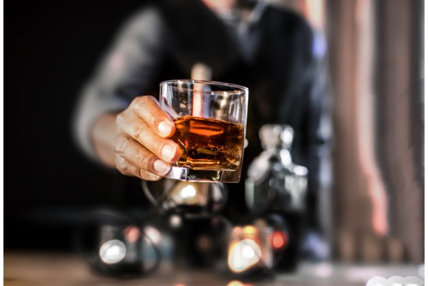 Rum-Tasting Augsburg – Kellner mit Rum