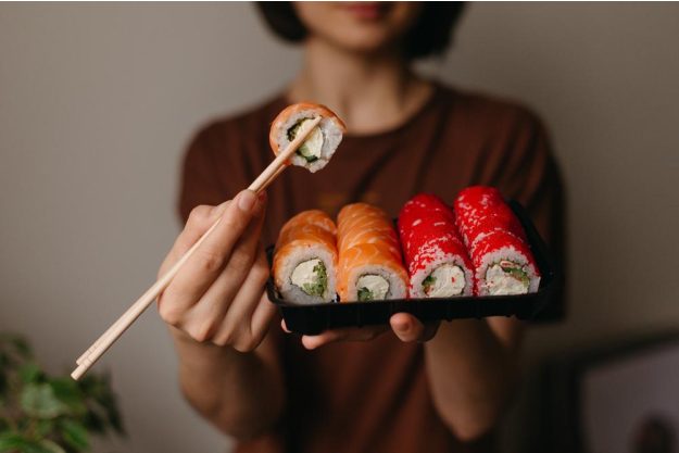 Sushi-Kochkurs Augsburg – Frau isst Sushi