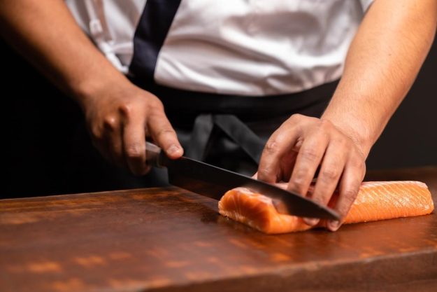 Sushi-Kochkurs Augsburg – Lachs schneiden