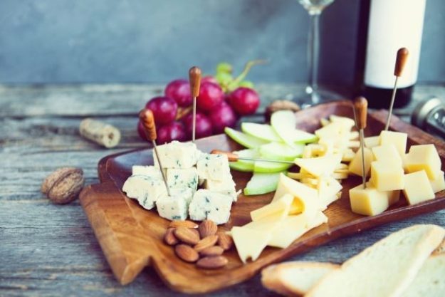 Wein- und Käse-Genuss@Home für 2 – Comté Extra AOP und Spitzweichkäse