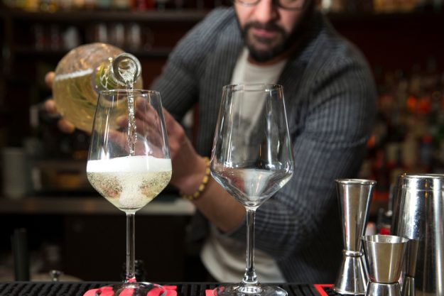 Weinprobe Augsburg – Barkeeper schenkt Prosecco ein