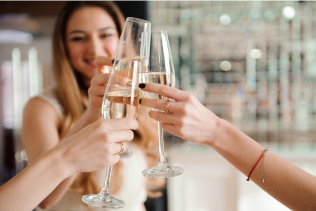 Weinprobe Augsburg – Frauen trinken Prosecco