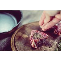Fleisch-Kochkurs-Gutschein – Rosa Steak wird gewürzt