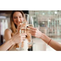 Weinprobe Augsburg – Frauen trinken Prosecco
