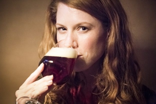 Geschenkgutschein Bierprobe – Frau kostet Pale Ale 