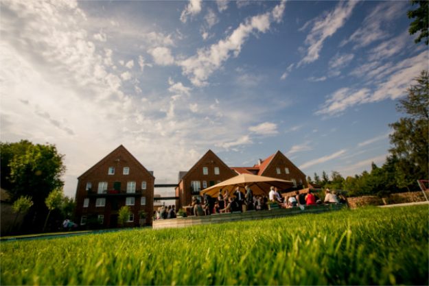 Candle-Light-Dinner Münster – Landhotel Beverland Aussenanlage