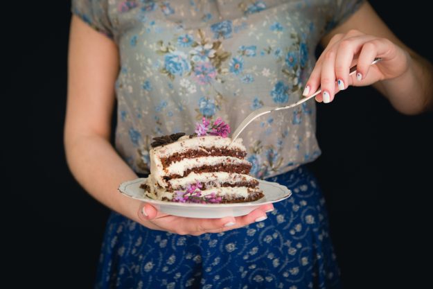 Tortenkurs Münster – Frau isst Tortenstück