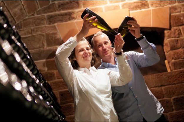 Weinprobe-Siebeldingen-Ihre-Gastgeber-Barbara-Roth und Mann