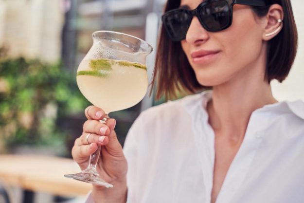 Cocktail-Tasting Karlsruhe – Frau trinkt Cocktail