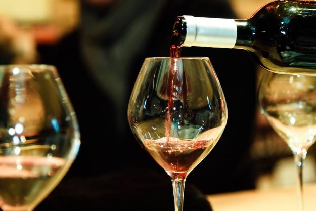 Käse- und Wein-Degustation Pfalz: Rotwein einschenken