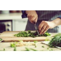 Gutschein für einen gesunden Kochkurs – Petersilie hacken