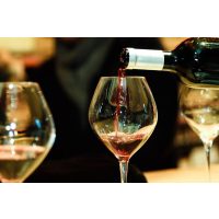 Käse- und Wein-Degustation Pfalz: Rotwein einschenken