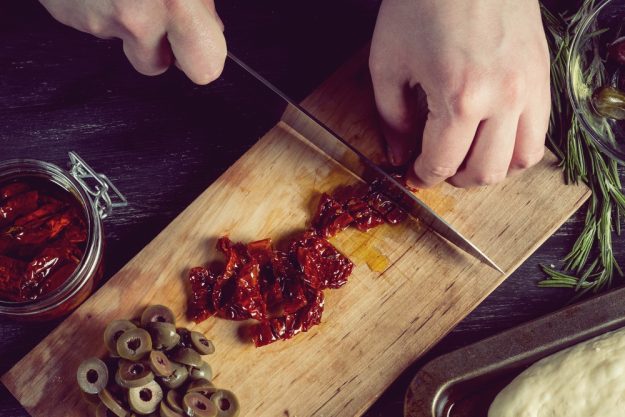 Kochkurs Heidelberg – eingelegte Tomaten schneiden