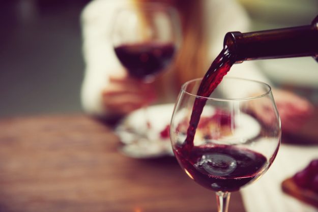 Kochkurs Heidelberg – Rotwein ins Glas einschenken