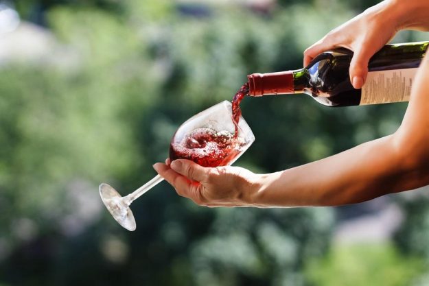 Wein-Wanderung Pfalz: Rotwein einschenken