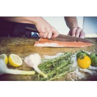 Gutschein für einen gesunden Kochkurs – Zarter Lachs wird filetiert