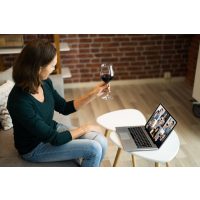 Online-Firmenfeier-Frau-stößt an