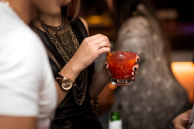 Cocktailkurs Essen – Frau trinkt Bloody Mary