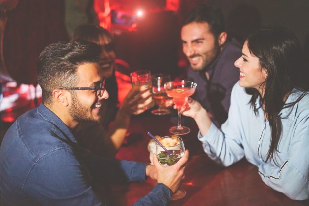 Cocktailkurs Essen – Freunde trinken Drinks