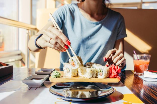 Sushi-Kurs Reken – Frau isst leckeres Sushi