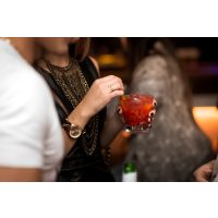 Cocktailkurs Essen – Frau trinkt Bloody Mary