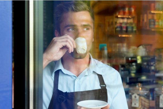 Barista-Kurs@Home – Barista trinkt Kaffee