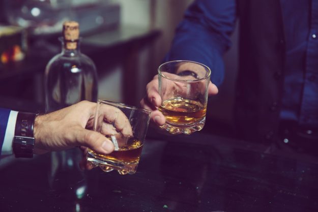 Whisky-Tasting Paderborn – Zwei Männer stoßen mit Whisky an