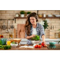 Kochkurs Schwerte – junge Frau kocht