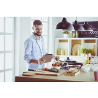 Online Kochkurs –  Mann kocht zuhause mit Tablet