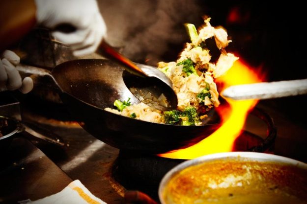 Asia-Kochkurs Stuttgart: Wok auf dem Feuer