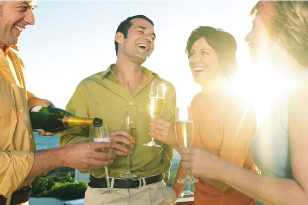 Firmenfeier mit Weinseminar in Ludwigsburg – Kollegen lachen zusammen