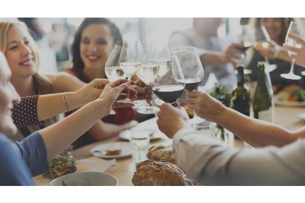 Firmenfeier mit Weinseminar in Ludwigsburg – Kollegen stoßen an