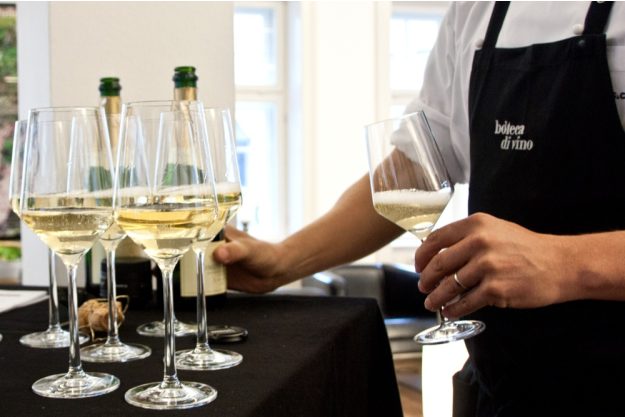 Firmenfeier Stuttgart mit Locationhopping & Kochevent - Weißwein Empfang