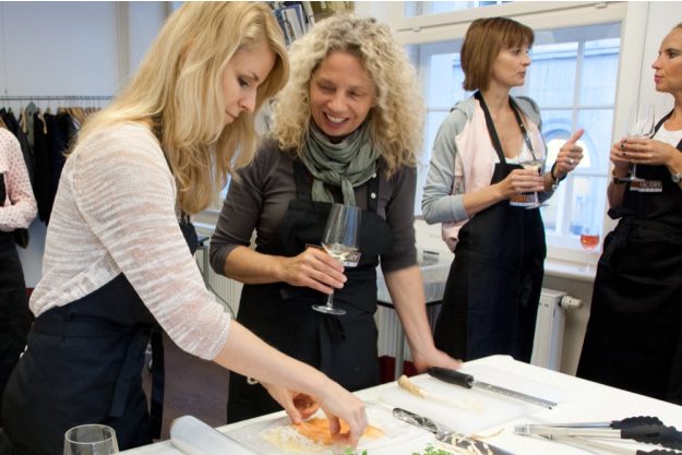 Firmenfeier Stuttgart mit Locationhopping & Kochevent - Frauen kochen