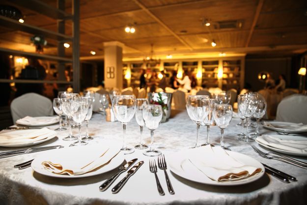 Firmenfeier Stuttgart - gedeckter Tisch